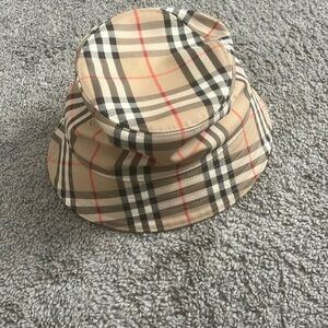 Burberry bucket hat
